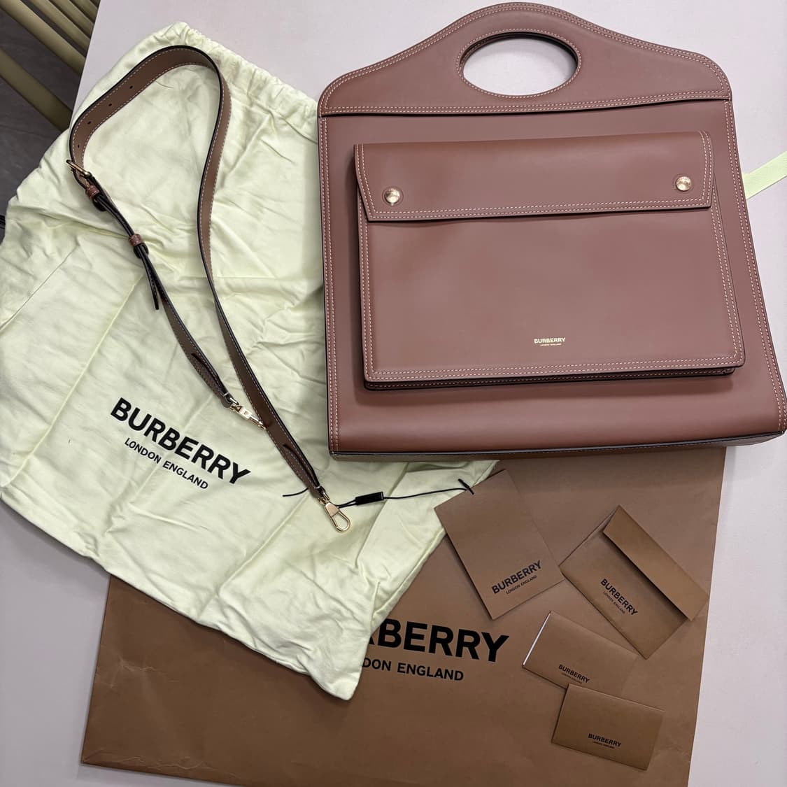 버버리 포켓 토트백 라지 올가죽 (S급) 상품이미지1