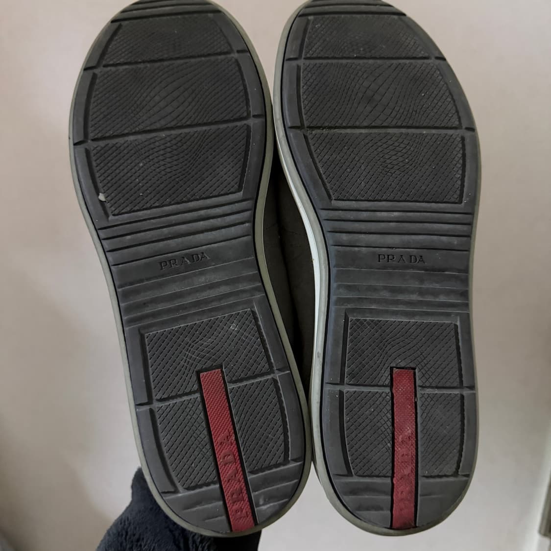 프라다 남성 스웨이드 로고 스니커즈 그레이 7.5 (270) 상품이미지6