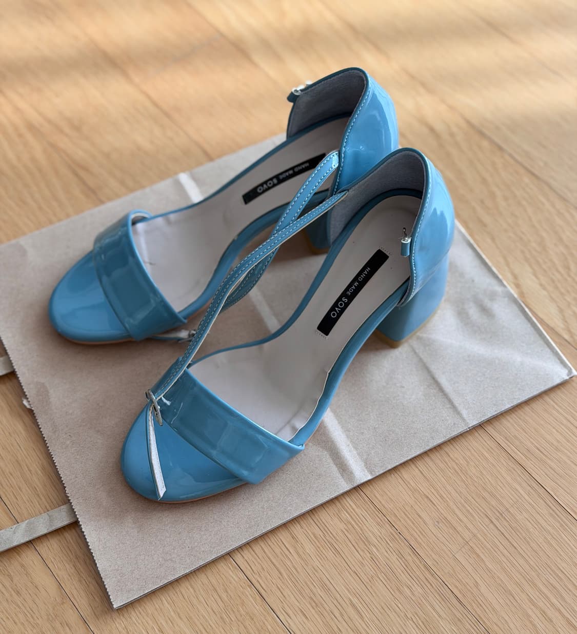 사뿐 하늘색 에나멜 샌들 구두 상품이미지1