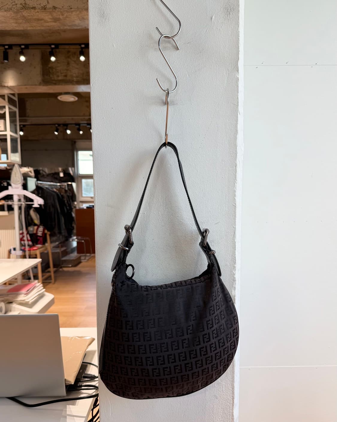 펜디 브라운 주카 오이스터 숄더백 상품이미지4