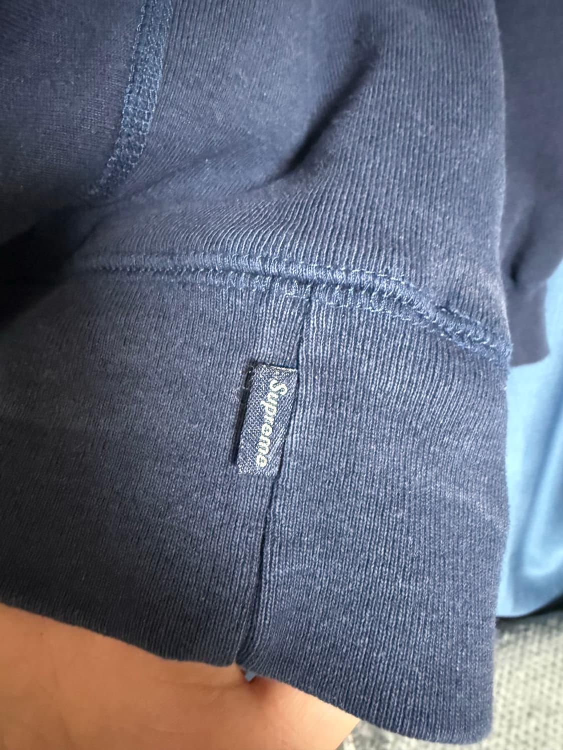 슈프림 레이즈드 스크립트 후드 스웨트셔츠 네이비 - 23FW 상품이미지3