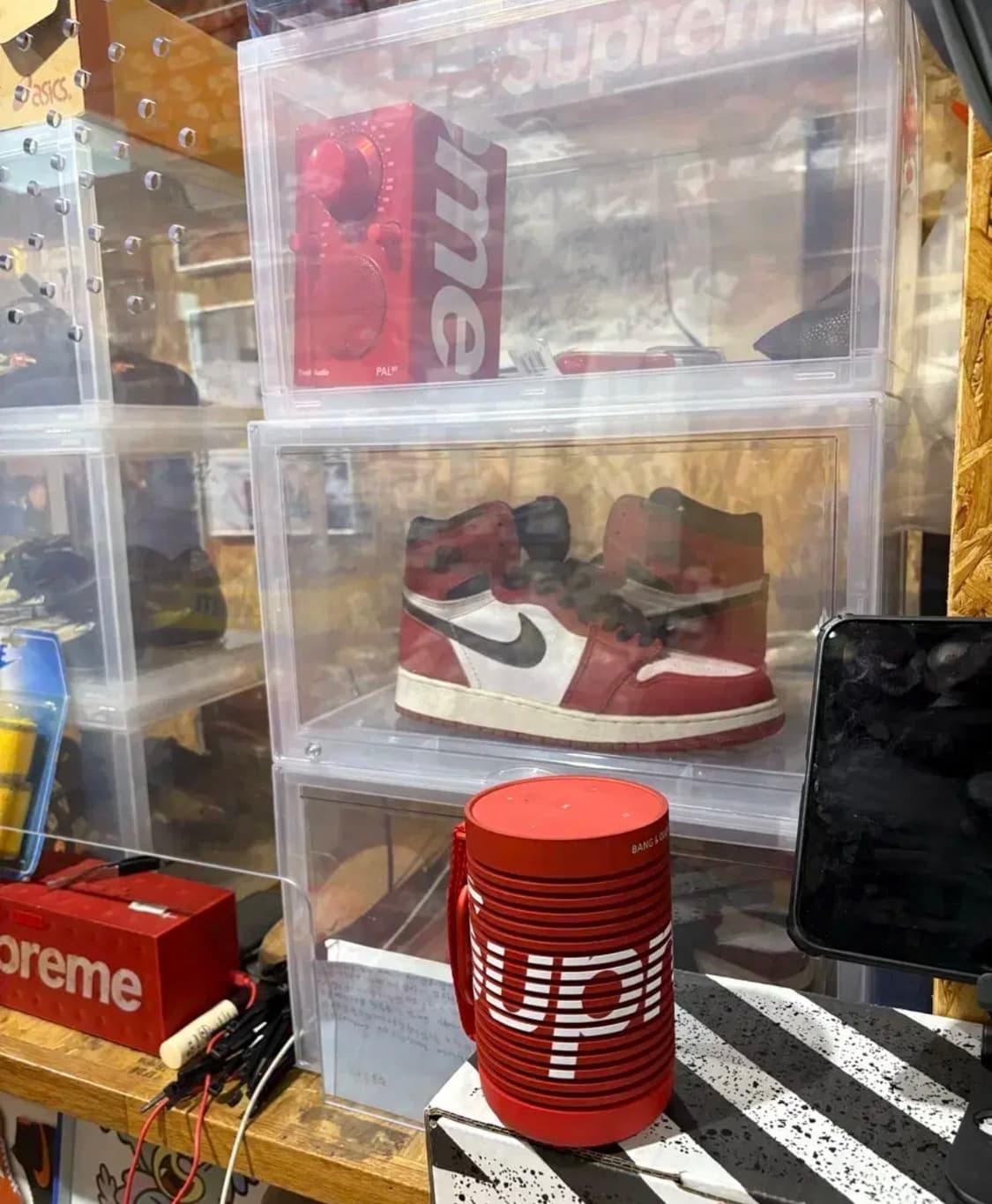 슈프림 x 뱅 앤 올룹슨 익스플로러 포터블 스피커 레드 상품이미지4