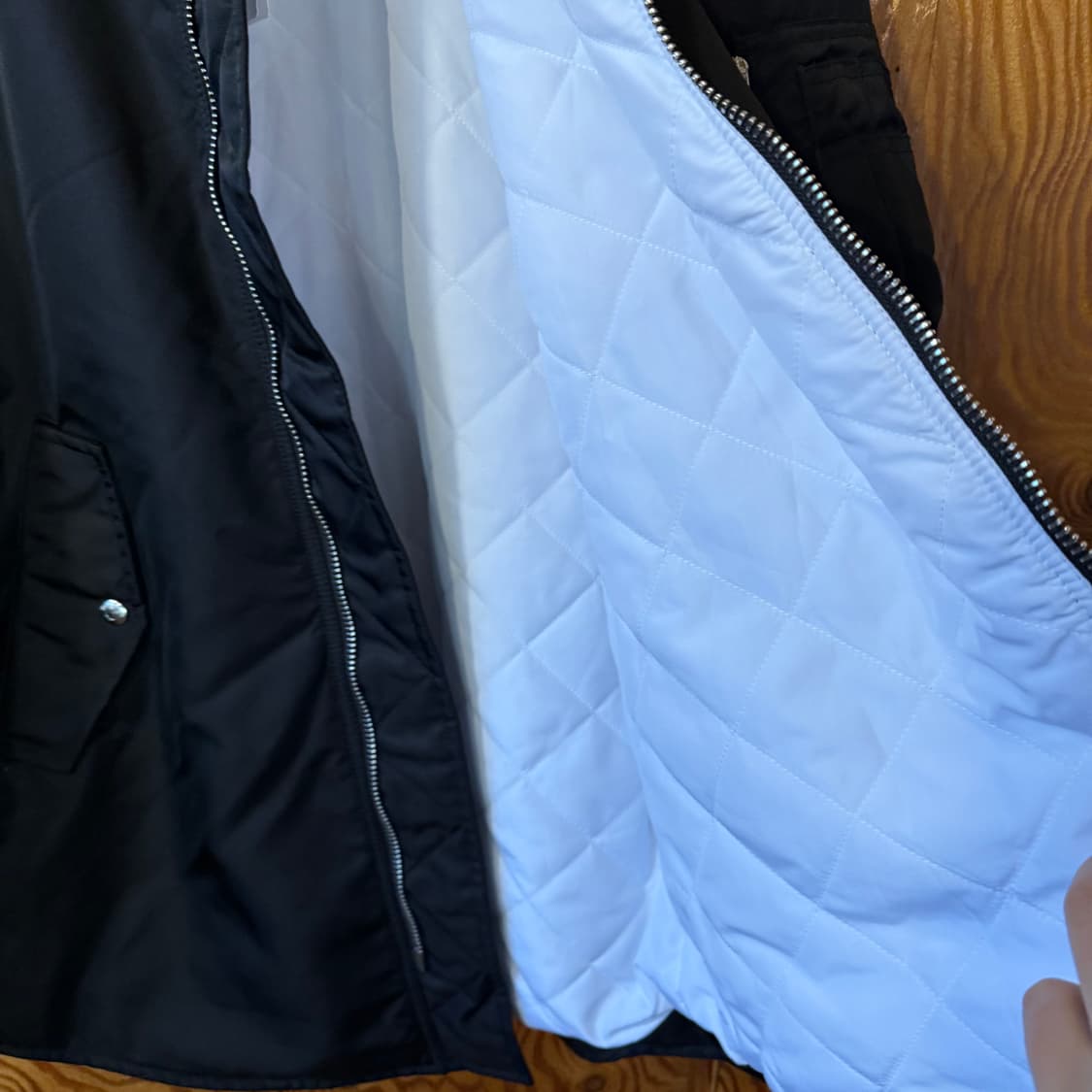 발렌티노 23 f/w VLTN 봄버 자켓 판매 합니다. 상품이미지7