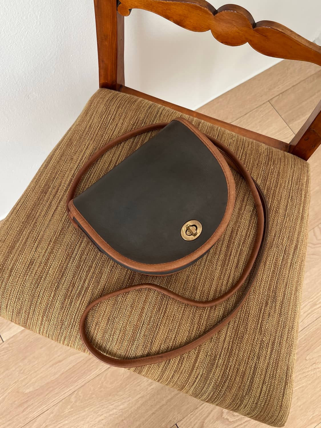 올드 코치 하프문 레더 크로스백 상품이미지1