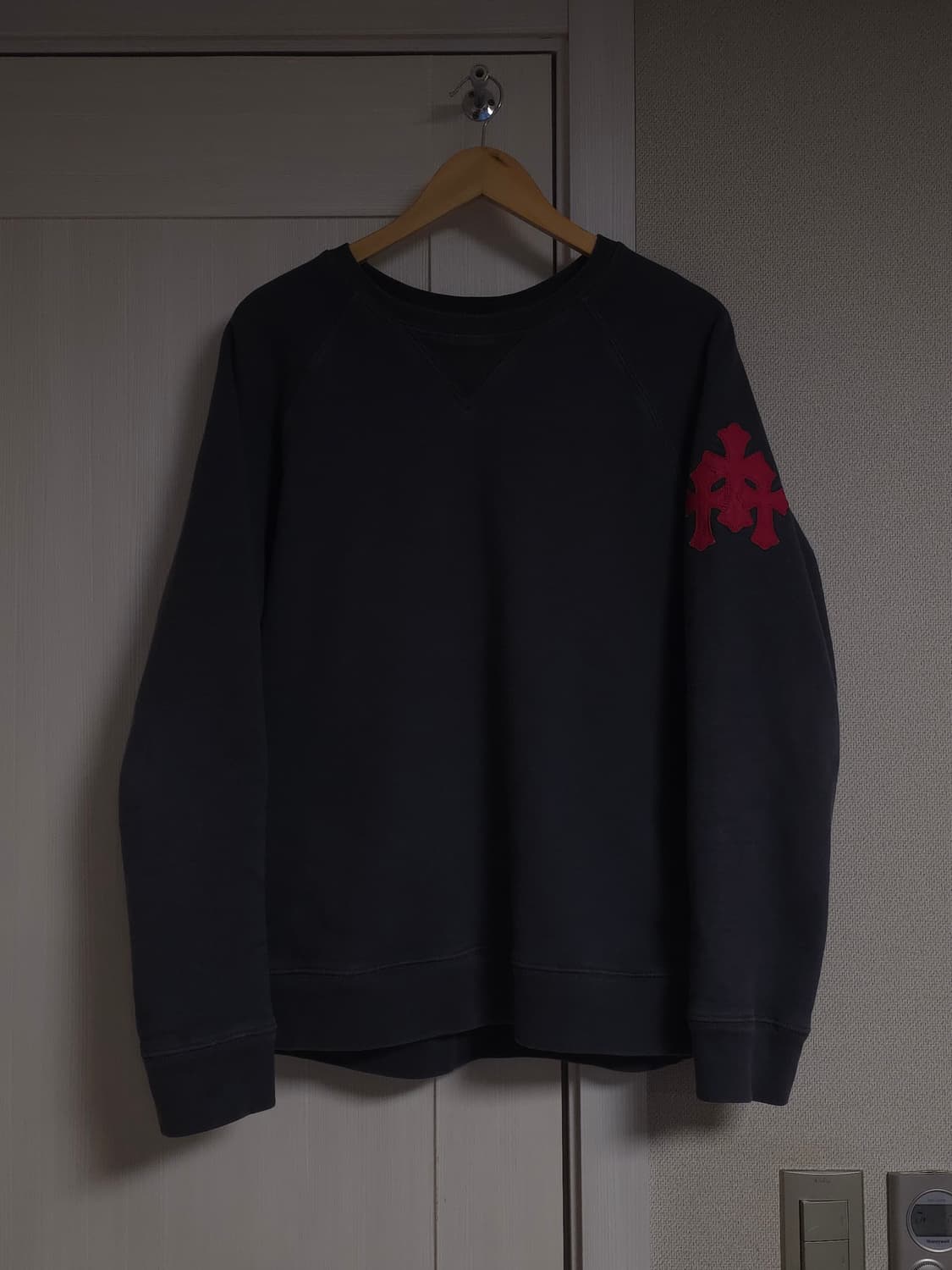 [L] 크롬하츠 레더패치 페이퍼잼 맨투맨 네이비 상품이미지1