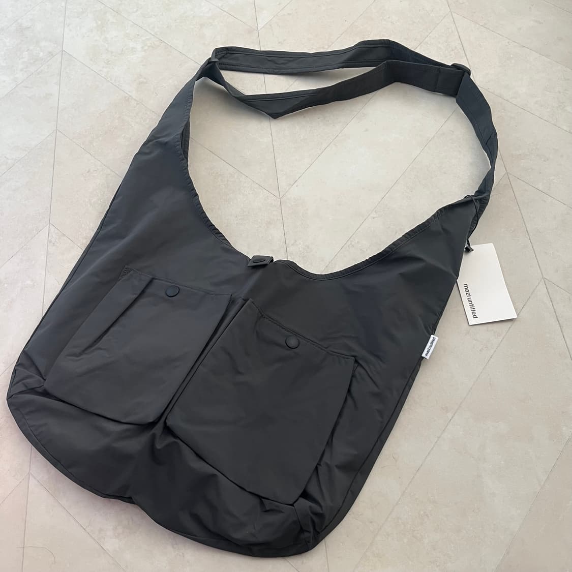 [새상품]마지언타이틀 보어 나일론 크로스백 그레이 상품이미지2