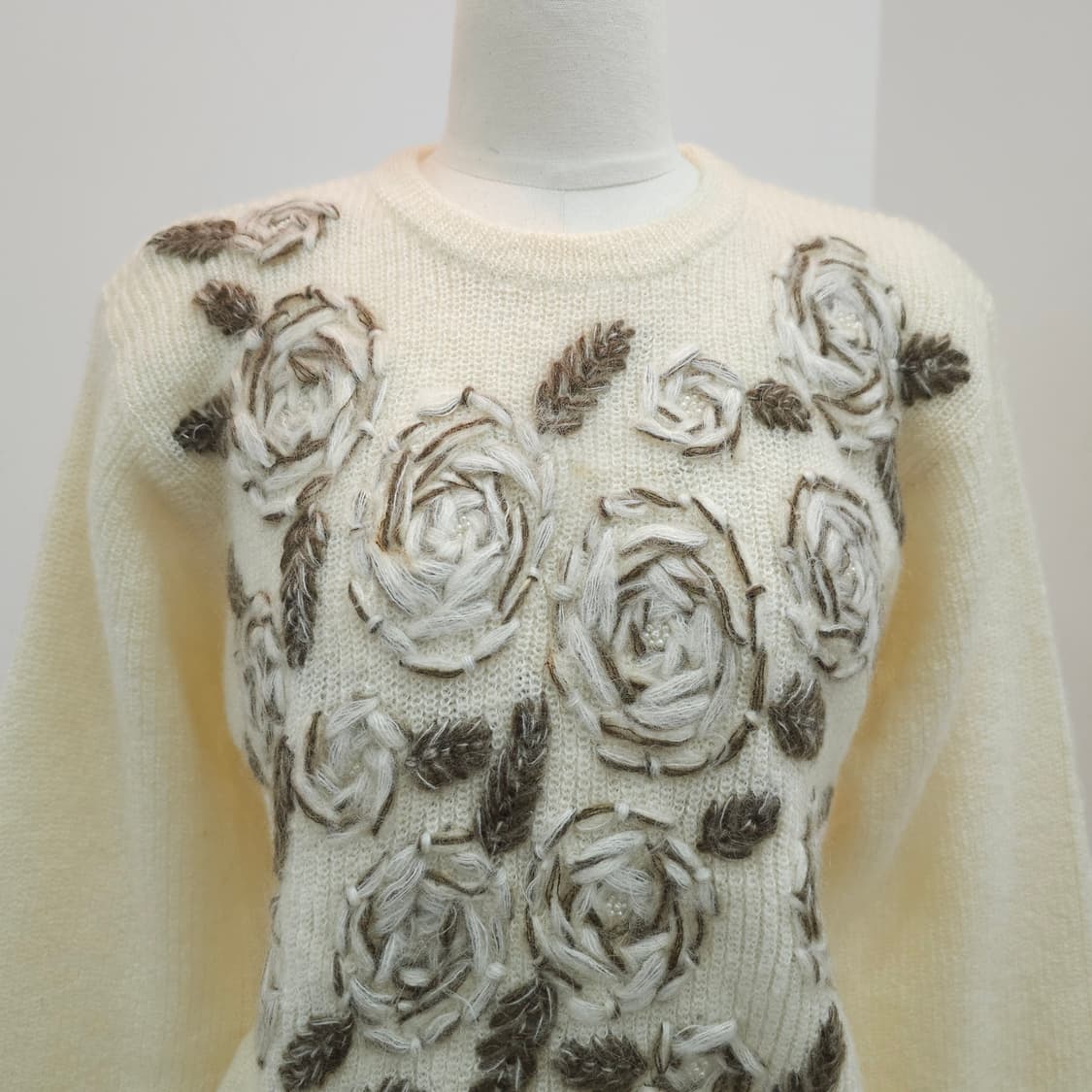 울 입체 로즈 플라워 자수 아이보리 니트 상품이미지4