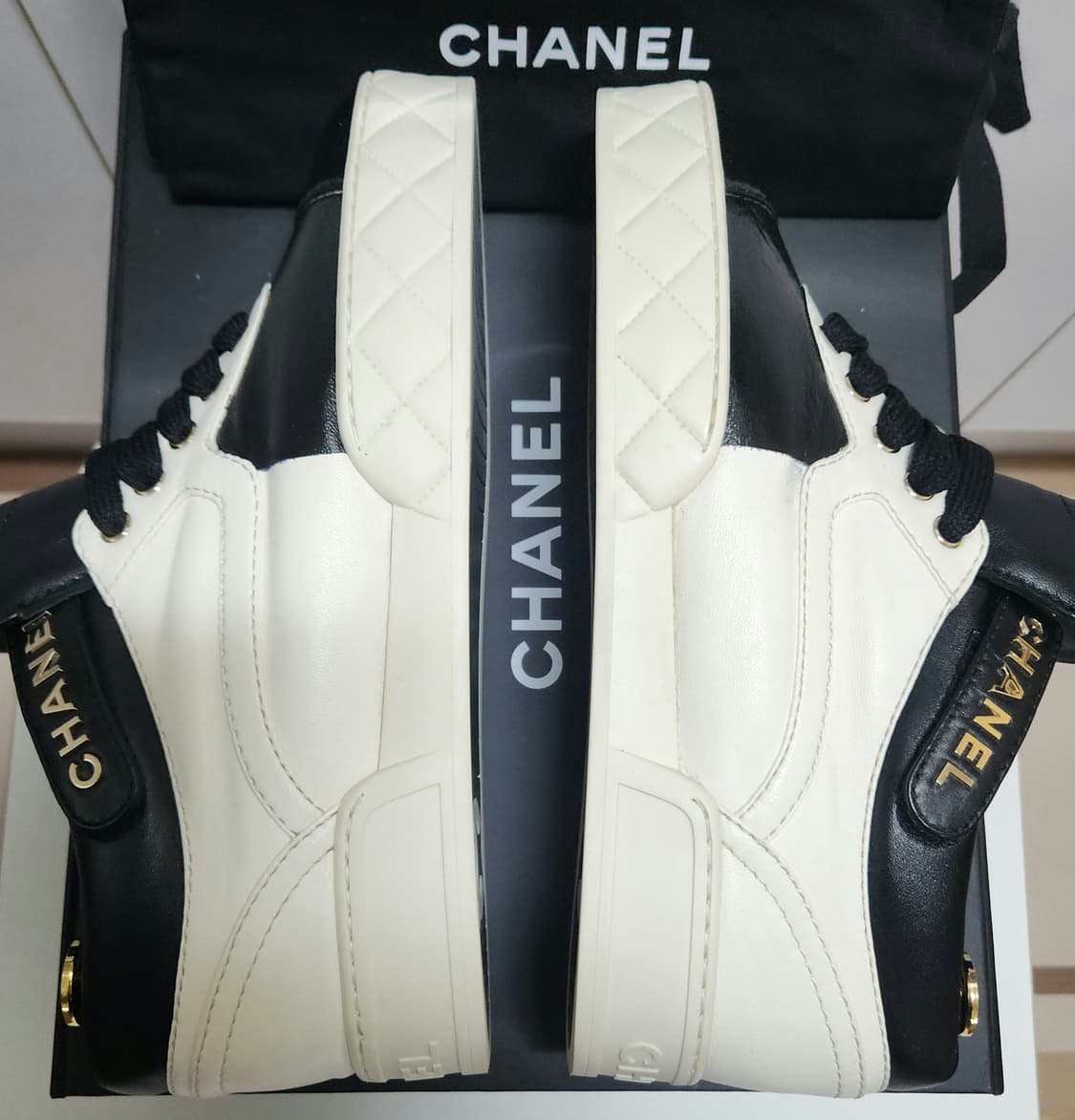 [정품]샤넬 스니커즈 운동화 클래식 퀼팅 레터링 블랙/아이보리 39.5  상품이미지5