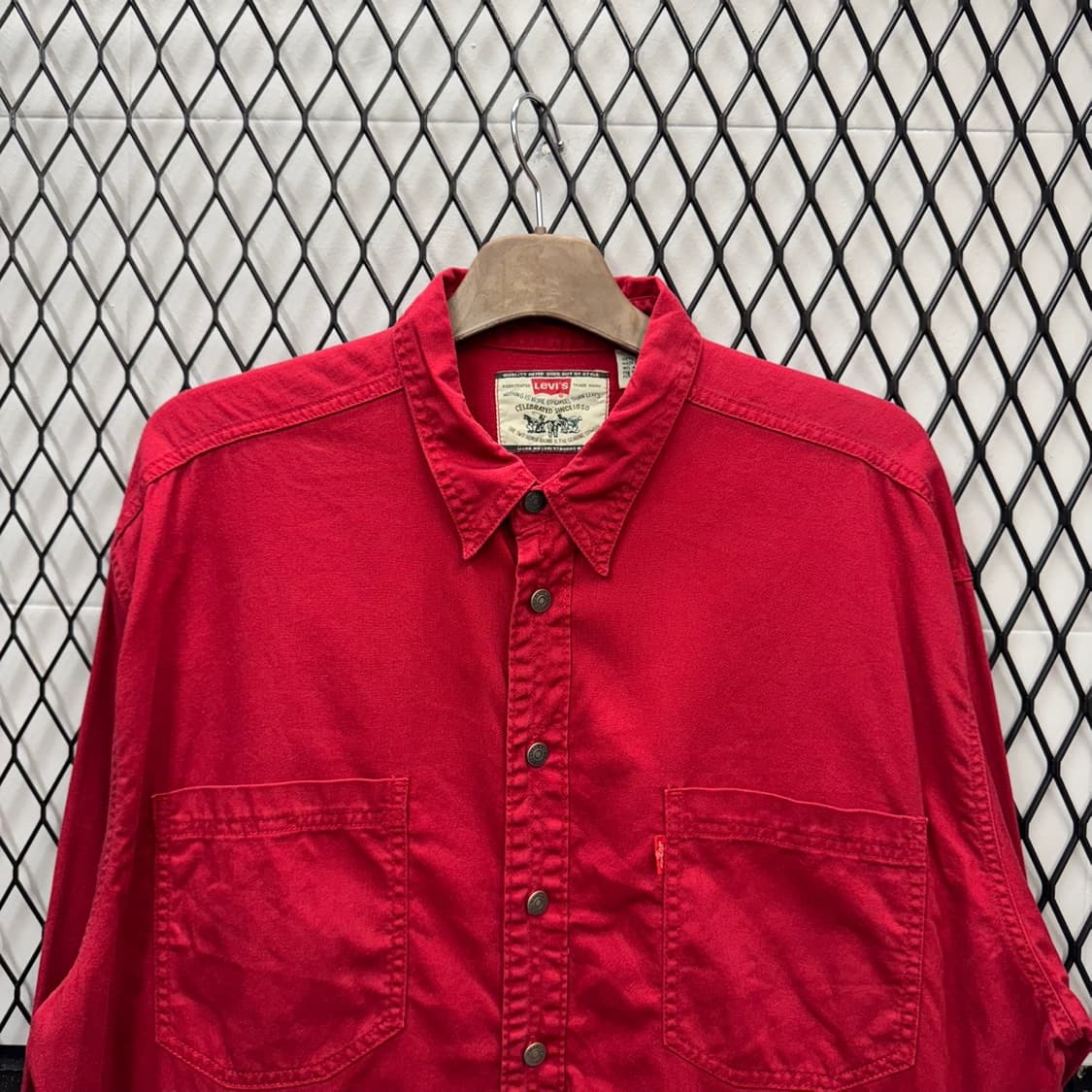 리바이스 솔리드 긴팔 셔츠 투포켓 디테일 루즈핏 레드 상품이미지3