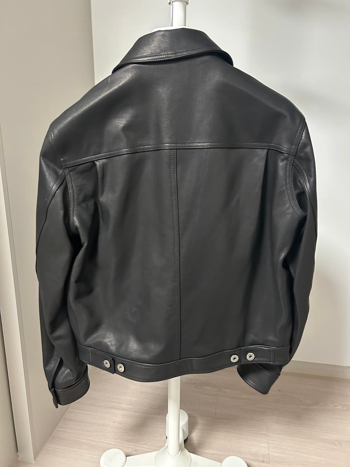 쿠어 고트 스킨 레더 트러커 자켓s 25fw 상품이미지3