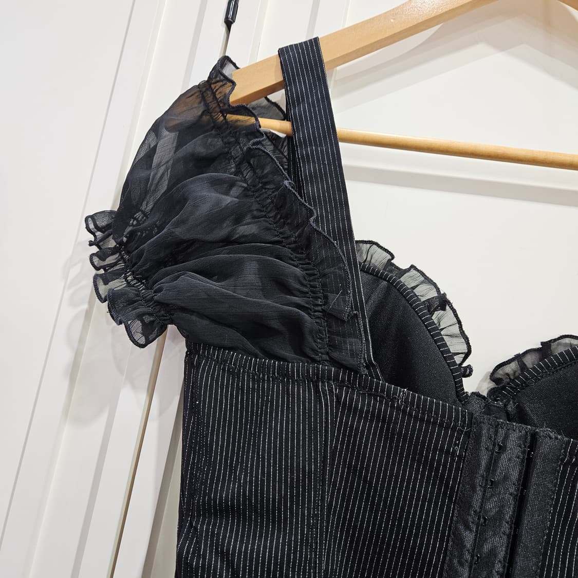 블랙 스트라이프 뷔스티에 퍼프 오프숄더 블라우스 상품이미지6