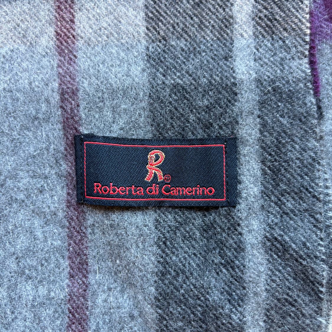 [로베르타 디 까메리노] 캐시미어 100 체크 머플러 그레이 퍼플톤 상품이미지4