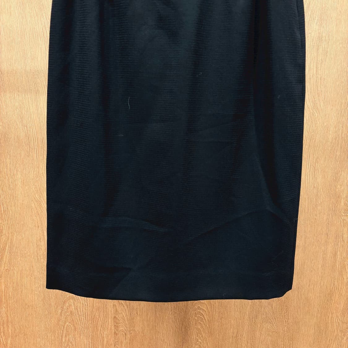 끌로에 H라인 클래식 미디 울 스커트 허리 밴딩 심플 슬릿 디테일 블랙 상품이미지5