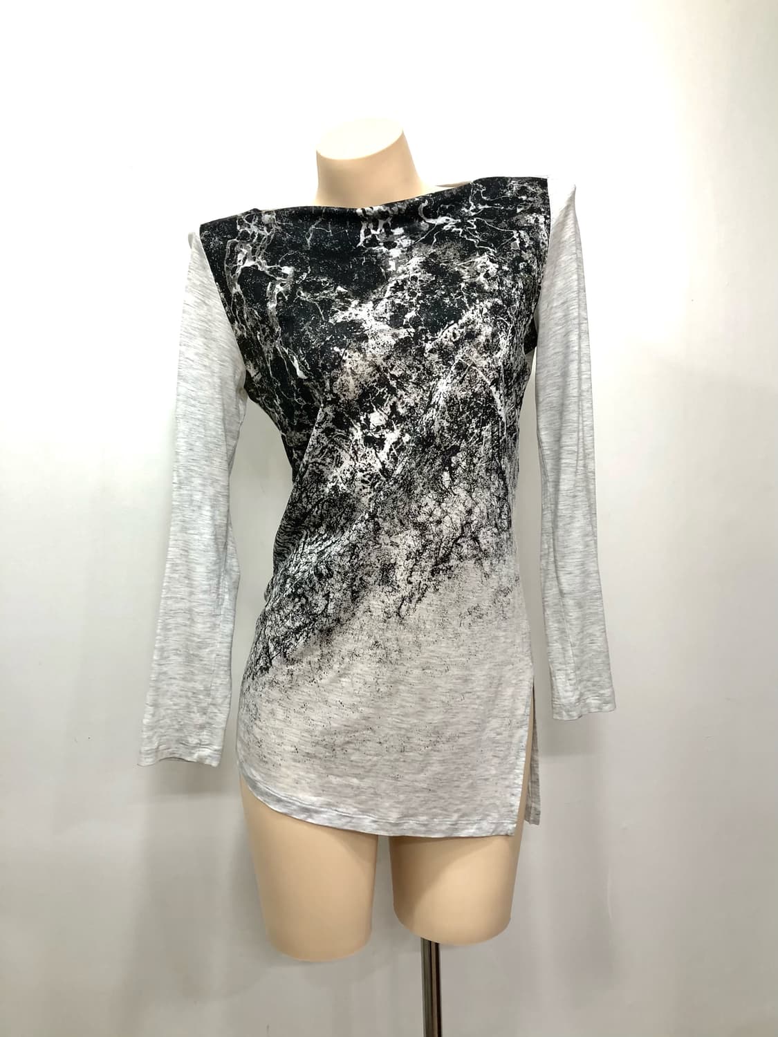 crack graphic print long sleeve 상품이미지1