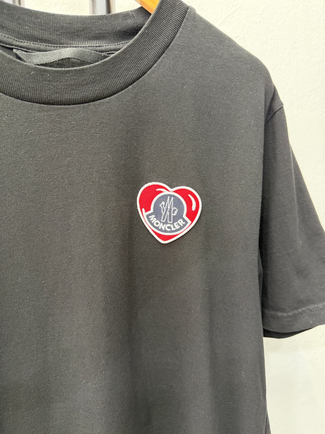 정품) 몽클레어 남성 23ss 하트 로고 블랙 반팔티 M 상품이미지4