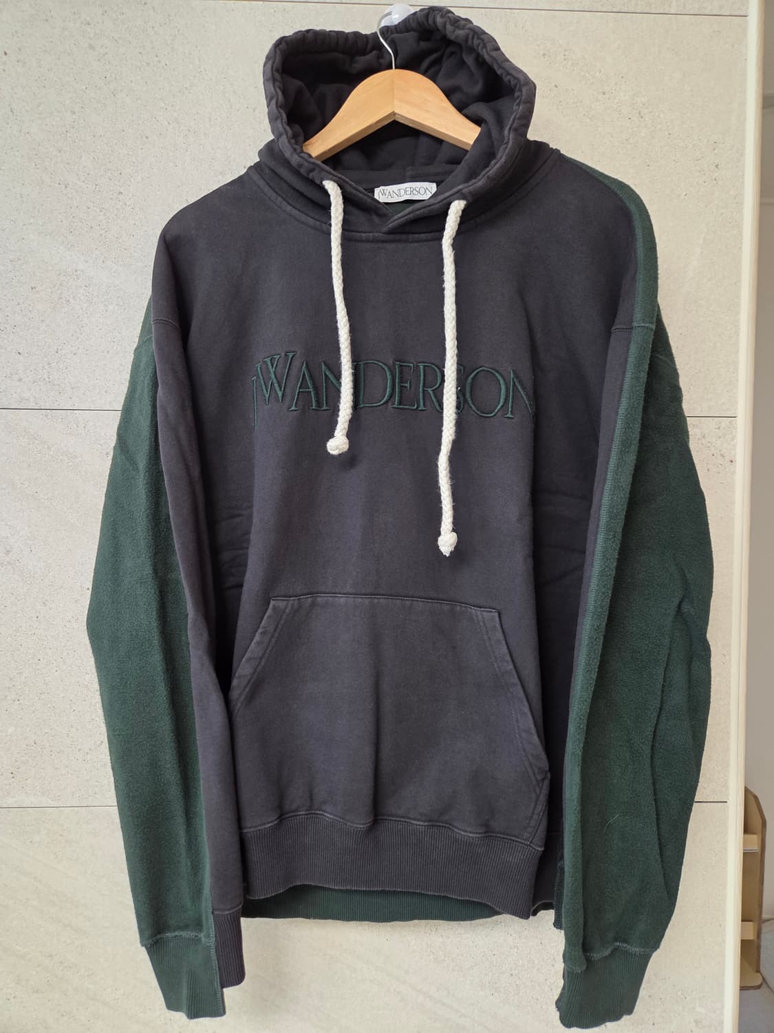 JW앤더슨 플리스 후드티 블랙/그린 M

상태 최상 상품이미지3