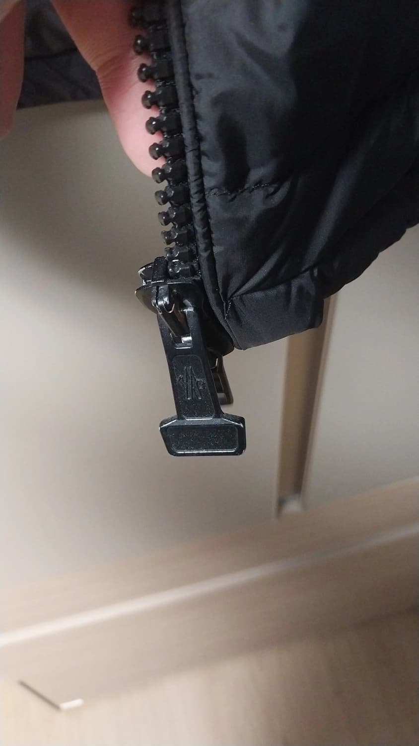 몽클레어 오프화이트 한정판 가우스 패딩 급처합니다 상품이미지6