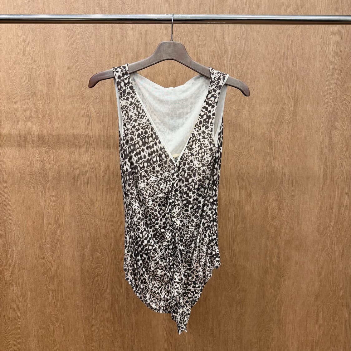 막스마라 슬리브리스 블라우스 호피 패턴 프릴 브이넥 로우하이 헴 디테일 상품이미지2