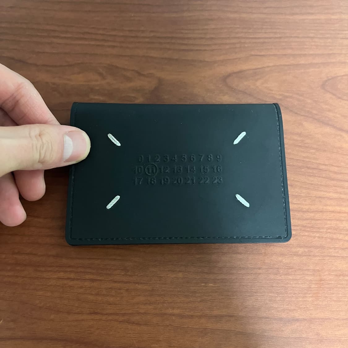 메종 마르지엘라 블랙 넘버 로고 바이폴드 카드 홀더 블랙 상품이미지5