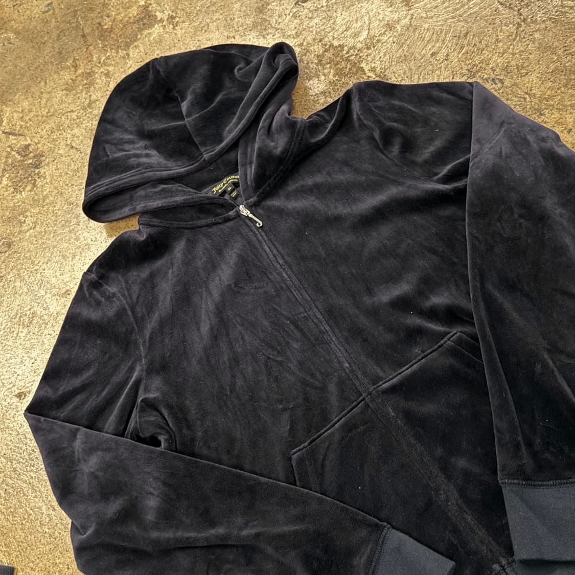 쥬시꾸뛰르 블랙 벨벳 큐빅 백로고 후드집업 상품이미지1