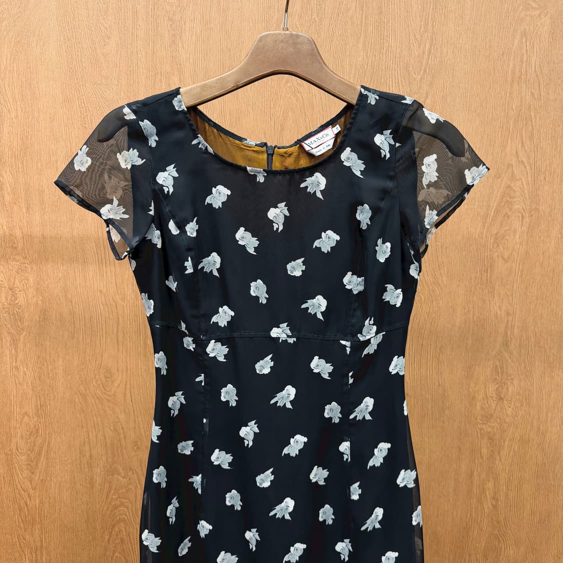 막스앤코 슬림핏 시폰 미디 원피스 화이트 플라워 프린트 패턴 디테일 블랙 상품이미지4