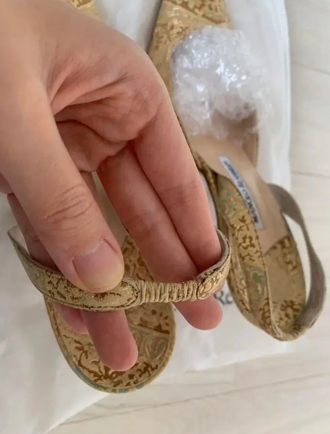 Manolo Blahnik 마놀로 블라닉 메탈릭 캐롤라인 펌프스 상품이미지7