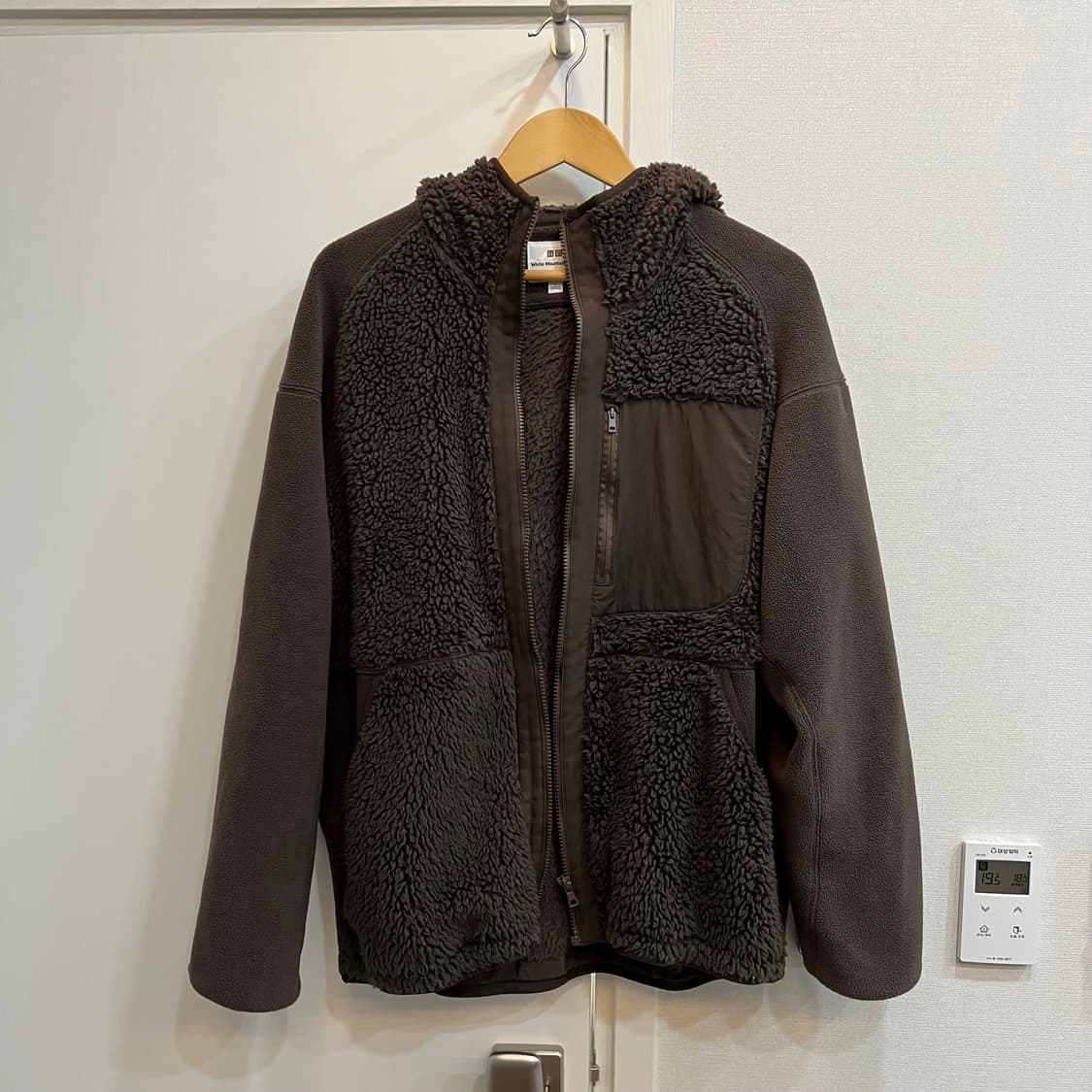유니클로 x 화이트 마운티니어링 플리스 풀집 파카 다크 브라운 - KR 상품이미지1