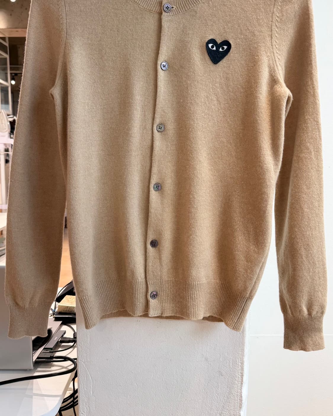 꼼데가르송 플레이 베이지 블랙 하트와펜 가디건  상품이미지6
