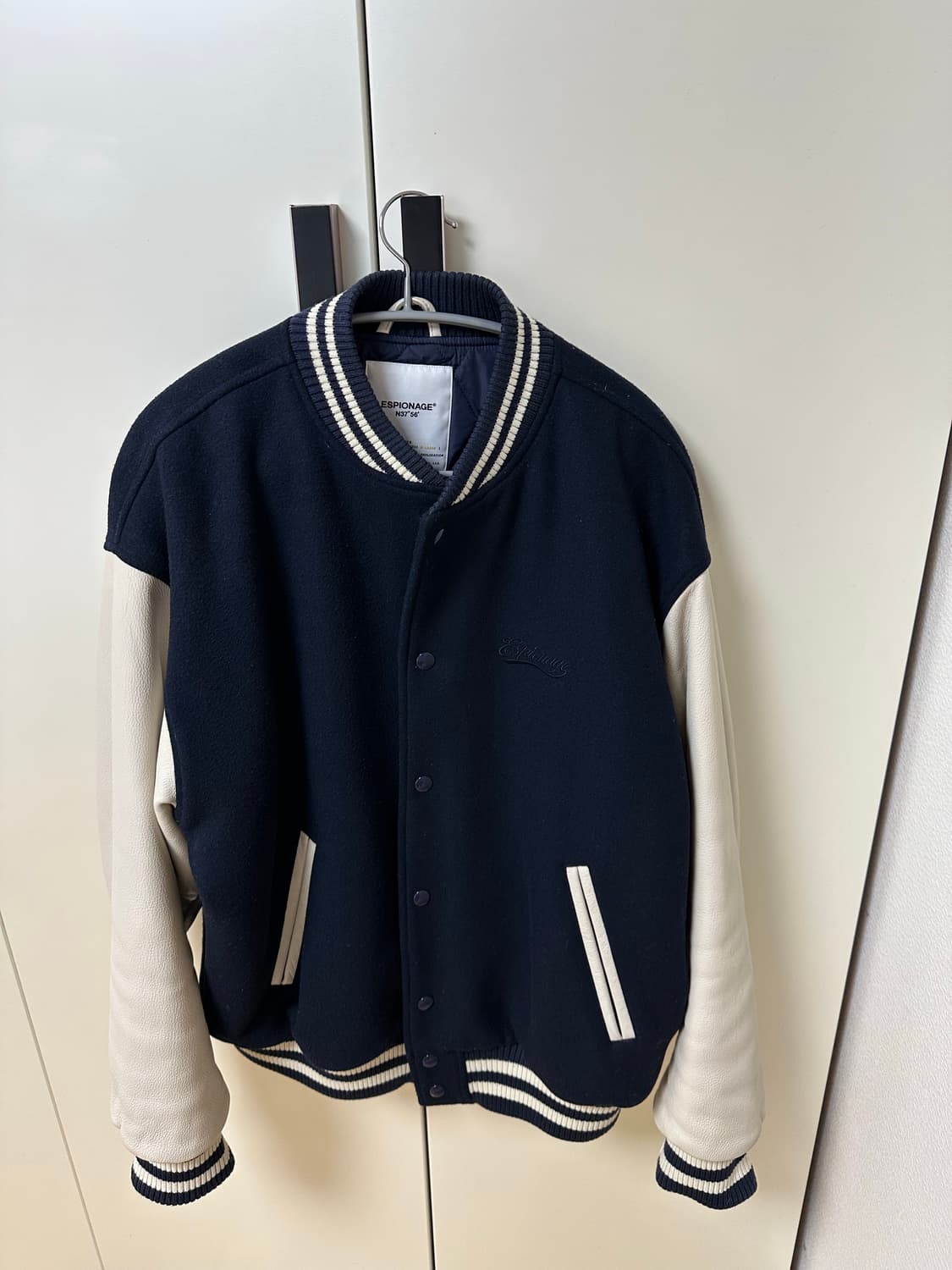 XL) 에스피오나지 네이비 바시티 팝니다 상품이미지1