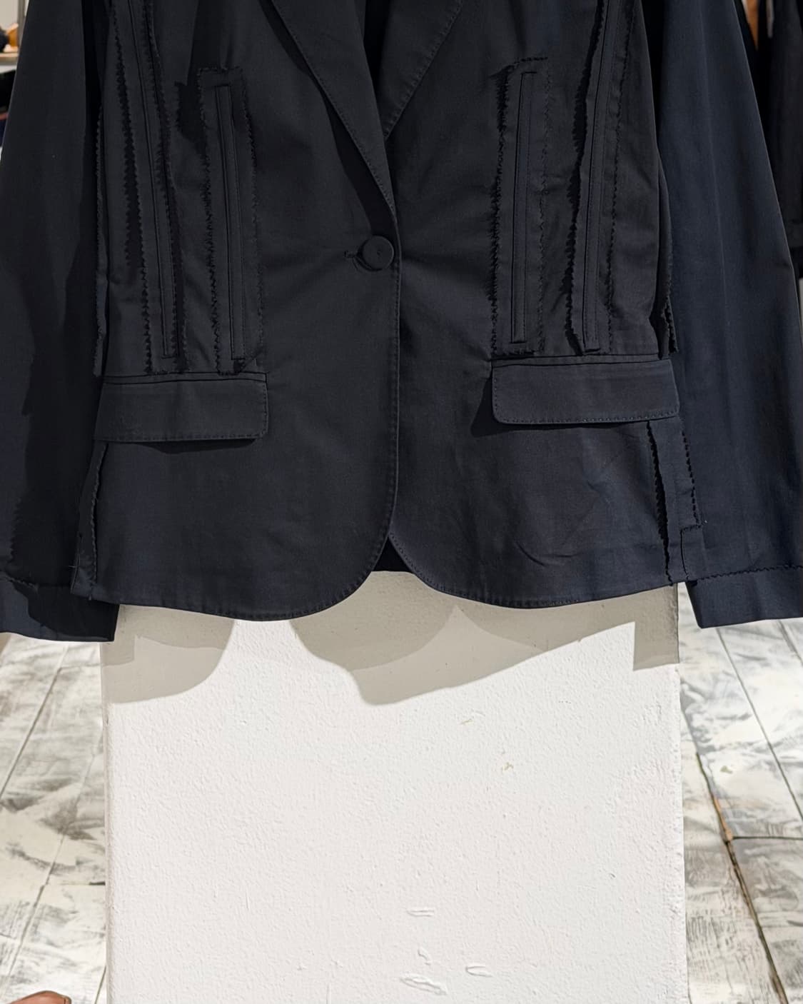 장 폴 고티에 블랙 프레이드 심 디테일 자켓 상품이미지5