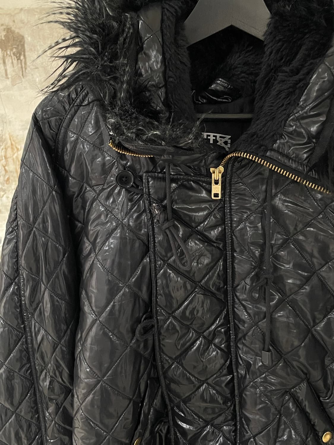ktz 블랙 퀼팅 글로시 퍼 후디 나일론 점퍼 상품이미지2