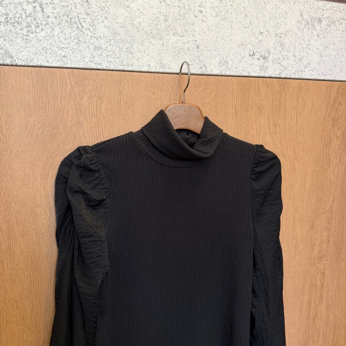 빈티지 터틀넥 롱슬리브 니트 골지 배색 셔링 퍼프 슬리브 디테일 블랙 상품이미지3