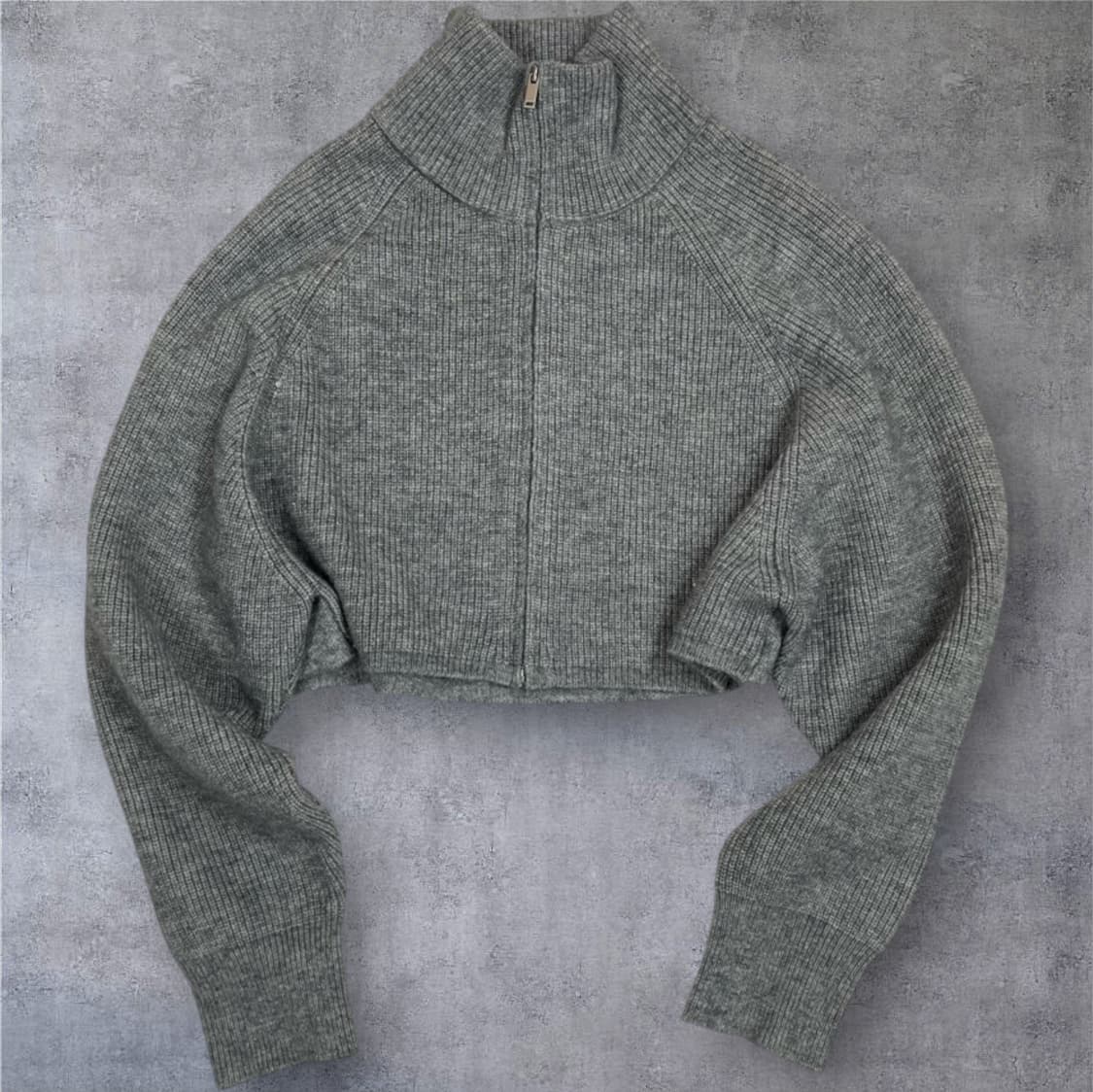 숲 SOUP 그레이 레터링 하이넥 크롭 니트 집업  상품이미지1