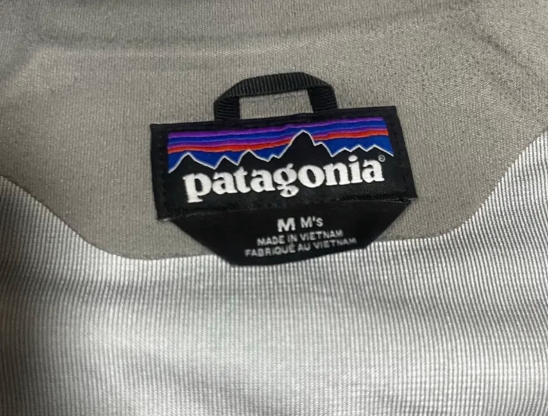파타고니아 토렌쉘 M 사이즈 블랙  상태 9.5/10  팔쪽 로고 살짝 상품이미지4