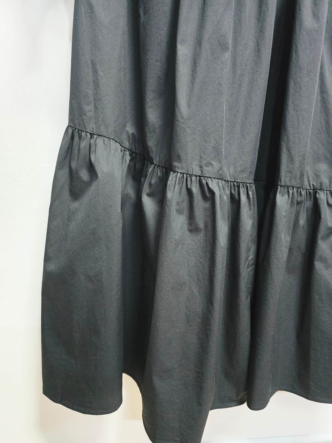 블랑듀 블랙 롱 원피스 셔링 디자인 상품이미지4