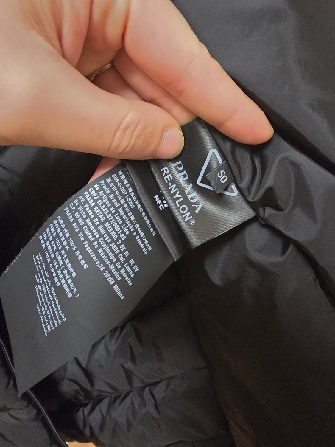 [새상품급 / 50 ] 프라다 리나일론 삼각로고 다운 숏 패딩 자켓 블랙 상품이미지9