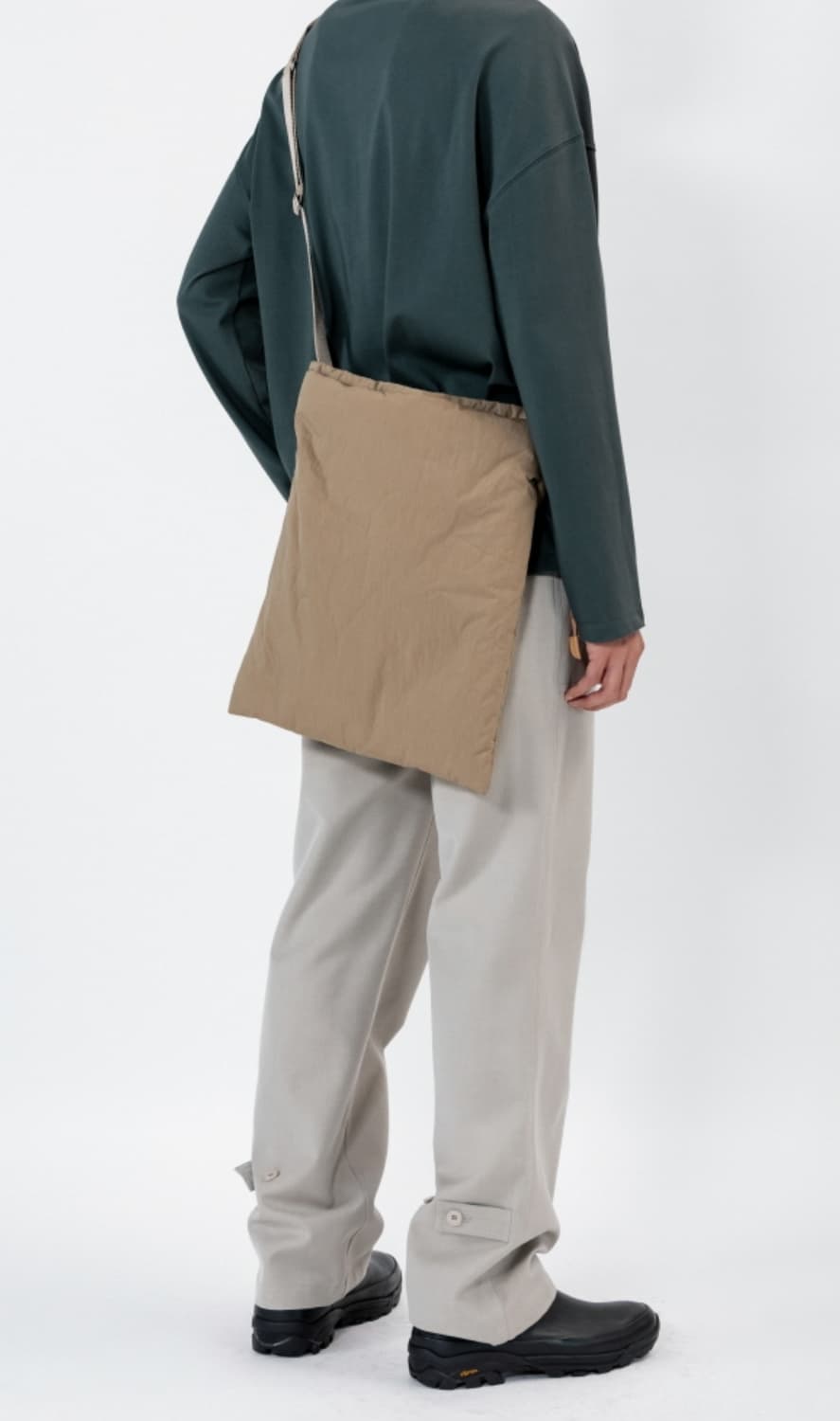 인사일런스 패디드 크로스 백 베이지 상품이미지1