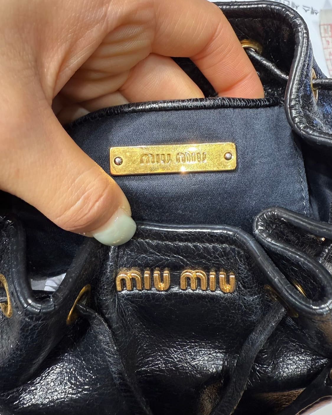 미우미우 블랙 나파 마테라쎄 버킷 숄더백  상품이미지8