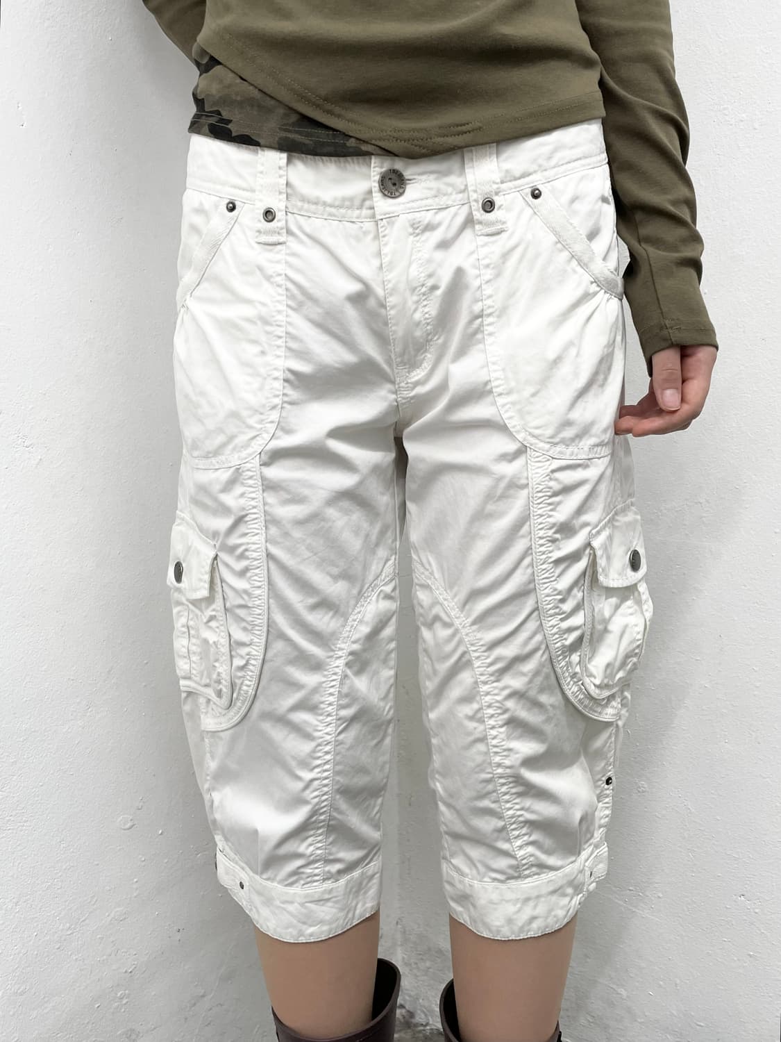 화이트 멀티포켓 카프리 팬츠 상품이미지2