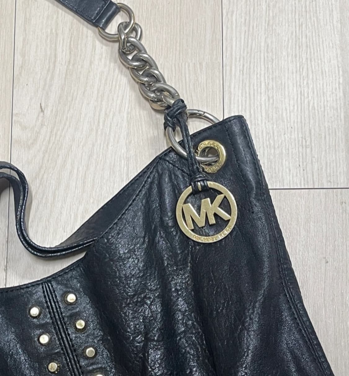 마이클 코어스(Michael Kors) 블랙 레더 스터드 토트백 상품이미지3