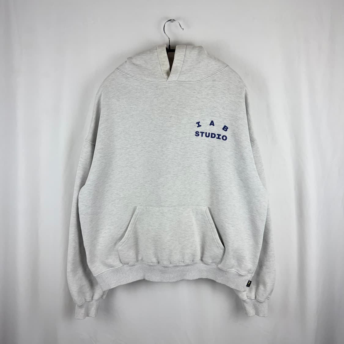 (L) 아이앱스튜디오 로고 프린팅 후드 티 라이트그레이 상품이미지2