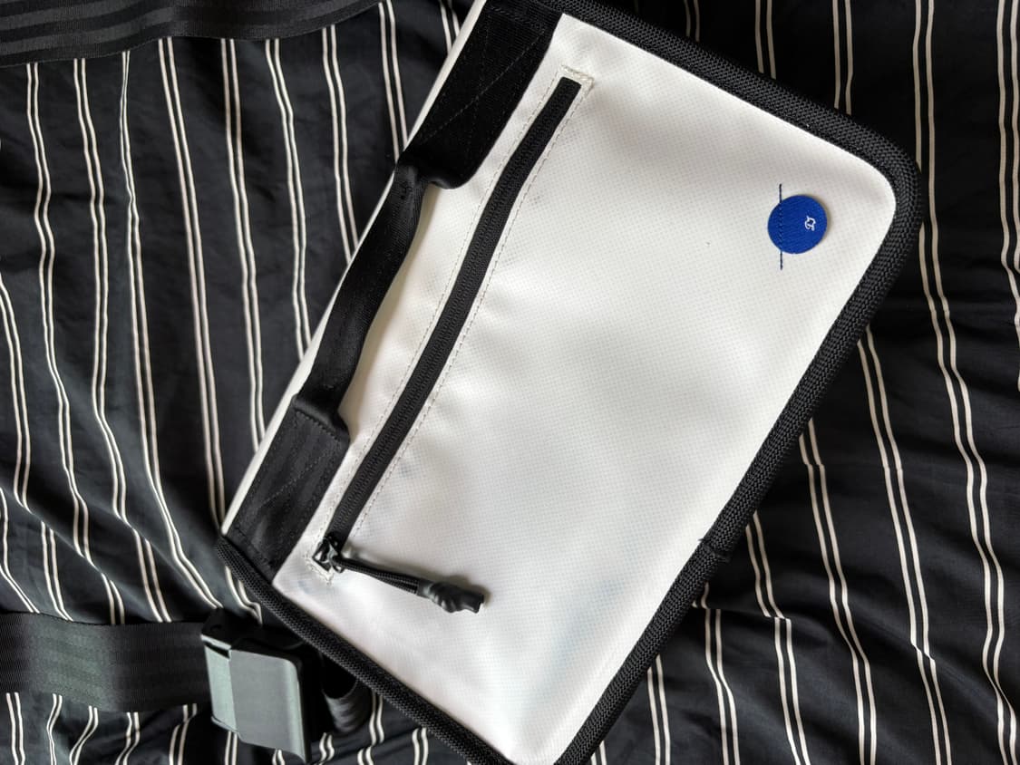 아더에러 스몰 트레이스 이스티 메신저백 상품이미지5