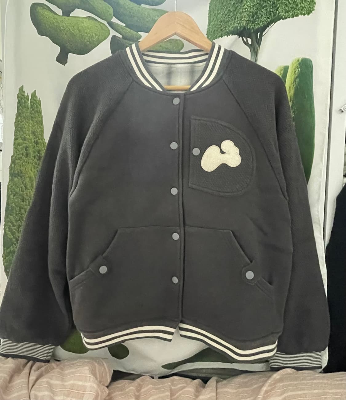 허그유어스킨 패치 바시티 자켓 (차콜) 상품이미지6