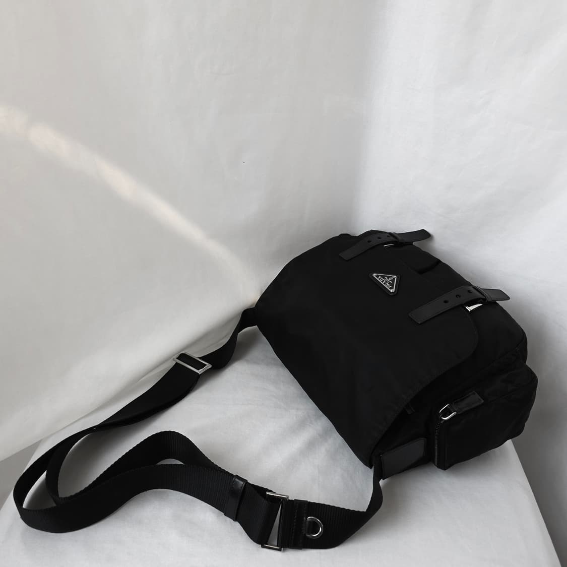 [정품 PRADA] 프라다 사이드 투포켓 남성 크로스백 메신저백 상품이미지2