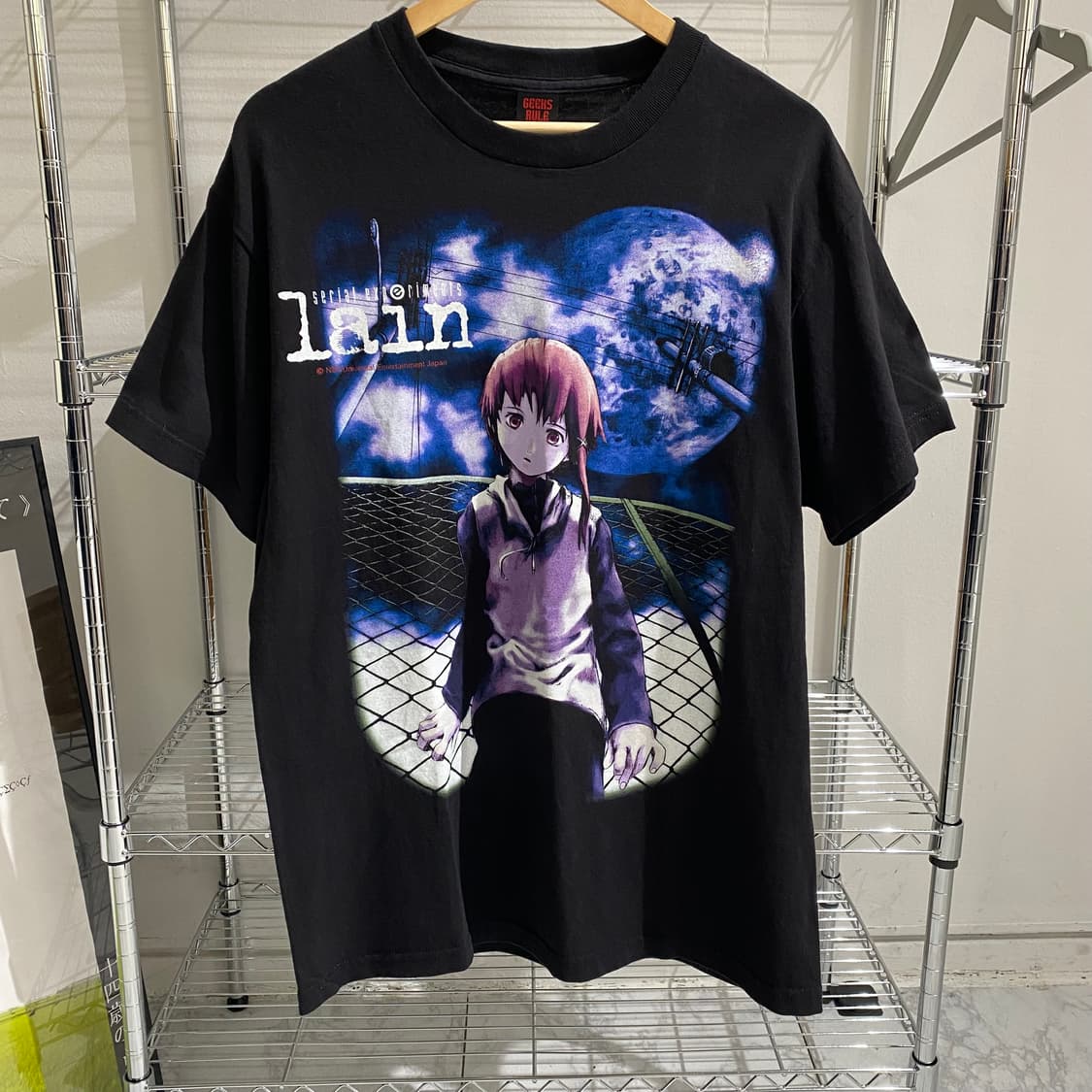 긱스룰 시리얼 익스페리먼츠 레인 오피셜 애니메이션 티셔츠 상품이미지1