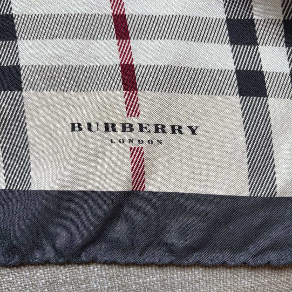 버버리 시그니처 체크 스카프 실크 대형 스카프 상품이미지4