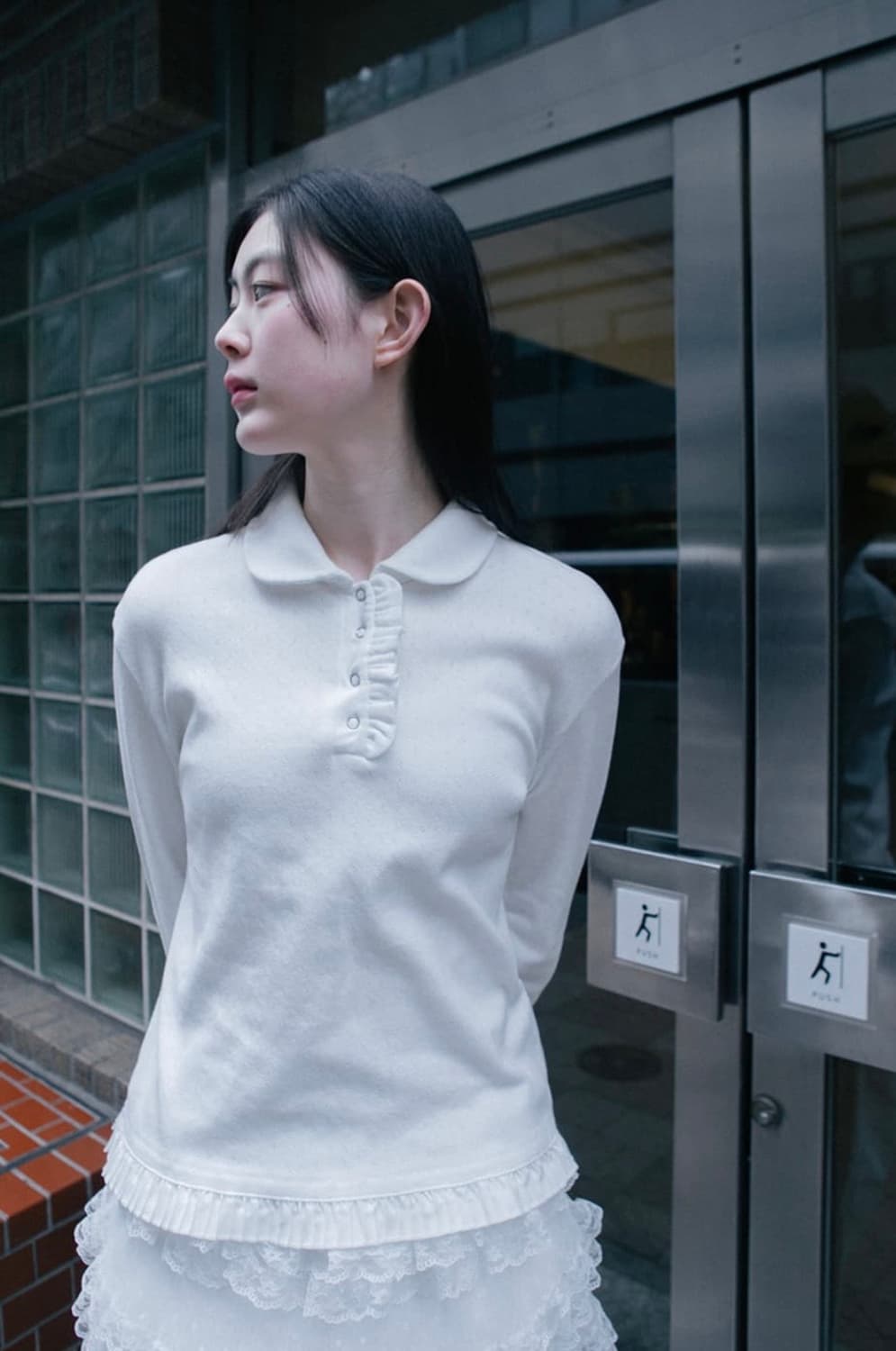 오헤시오 라운드 카라 프릴 롱 티셔츠 화이트 상품이미지1