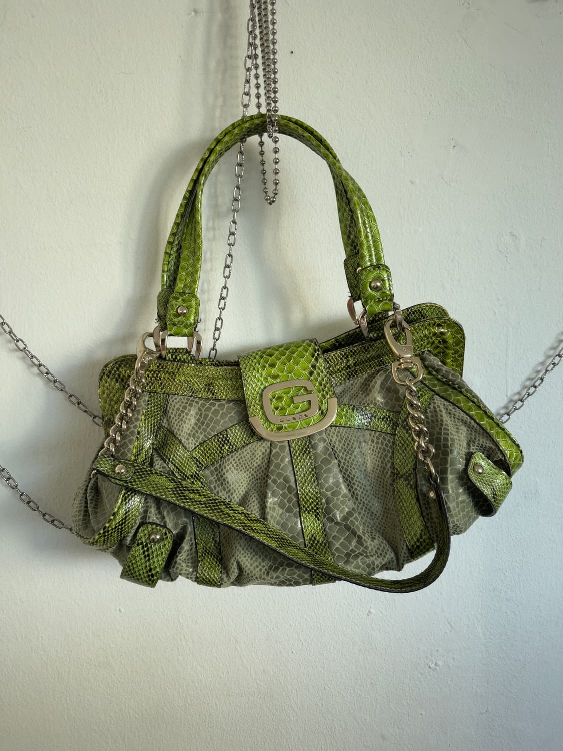 guess y2k 파이톤 레더 토트 & 숄더백 상품이미지2