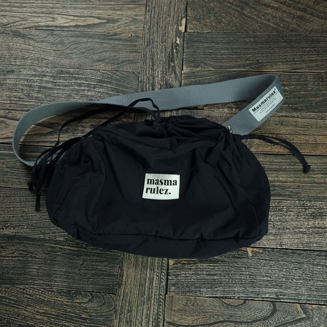 [마스마룰즈] 로고 패치 크로스백 블랙 M18875 상품이미지1