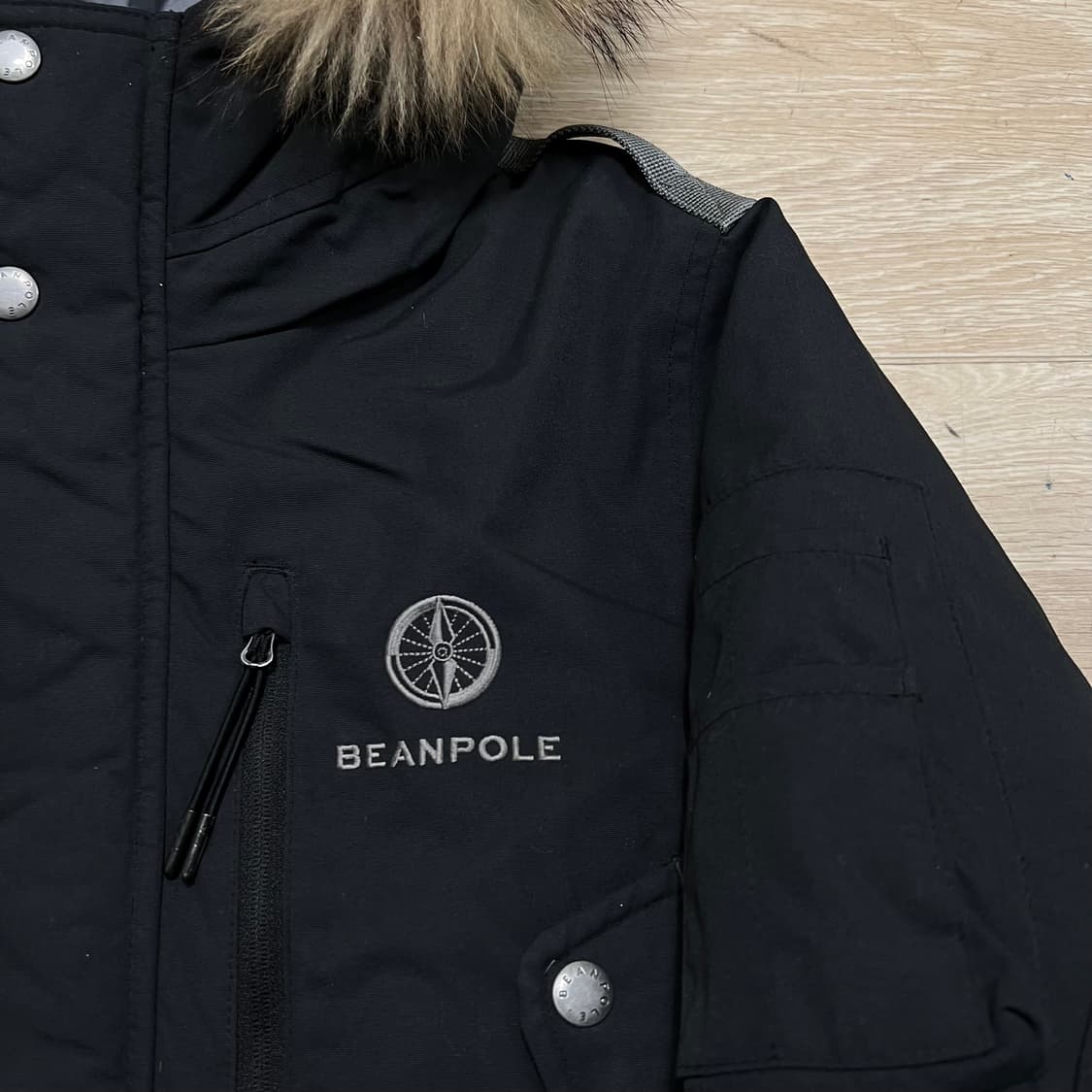 빈폴 아웃도어 덕다운 로고 퍼후드 미디엄 패딩 점퍼 [블랙] S/90 상품이미지4